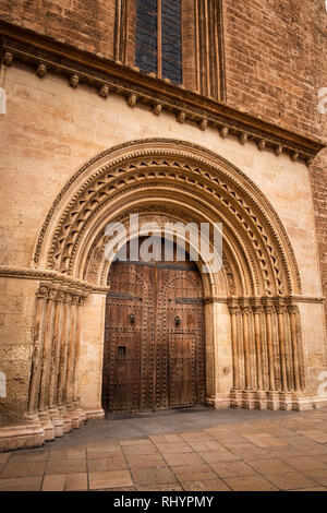 Lo stile romanico portal porta alla Cattedrale di Valencia da Plaza de l'Almoina Spagna. Foto Stock