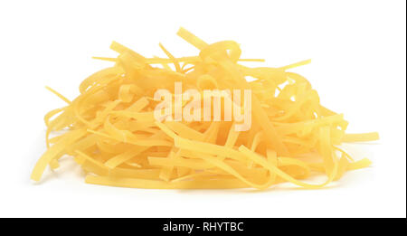 Un mucchio di pasta isolato su uno sfondo bianco Foto Stock