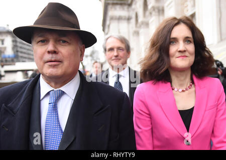 (Da sinistra a destra) Iain Duncan Smith, Owen Paterson e Theresa Villiers arrivano all'Ufficio di Gabinetto di Westminster a Londra per una riunione delle disposizioni alternative Working Group (AAWG) al fine di esaminare la fattibilità della cosiddetta Malthouse compromesso. Foto Stock