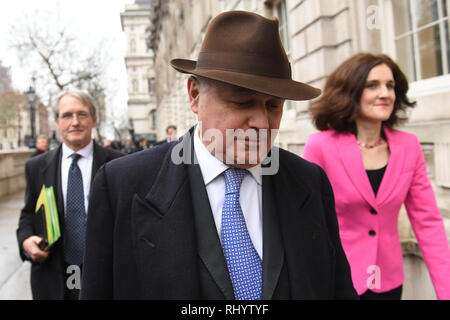 (Da sinistra a destra) Owen Paterson, Iain Duncan Smith e Theresa Villiers arrivano all'Ufficio di Gabinetto di Westminster a Londra per una riunione delle disposizioni alternative Working Group (AAWG) al fine di esaminare la fattibilità della cosiddetta Malthouse compromesso. Foto Stock