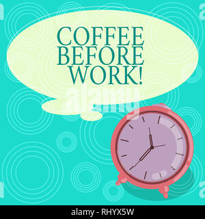 Testo della scrittura il caffè prima di iniziare a lavorare. Concetto significato prendere una bevanda calda fatta da tostati e macinati di fagiolo di colore bianco pensato discorso bolla con un contorno Foto Stock