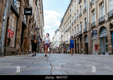 Rennes, Francia - Luglio 23, 2018: gente che cammina sulla strada commerciale nel centro storico della città. Basso angolo di visione Foto Stock