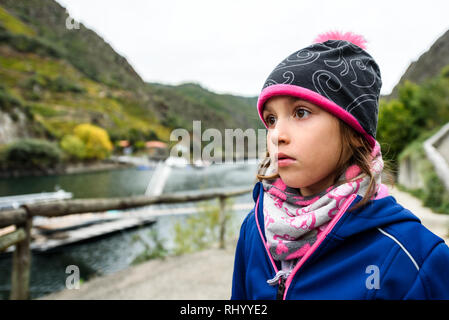La ragazza di abbigliamento invernale in piedi nella parte anteriore del fiume Sil. Il bambino si sta preparando per un giro in barca sul fiume Sil escursione in barca con vista del canyon, valley Foto Stock