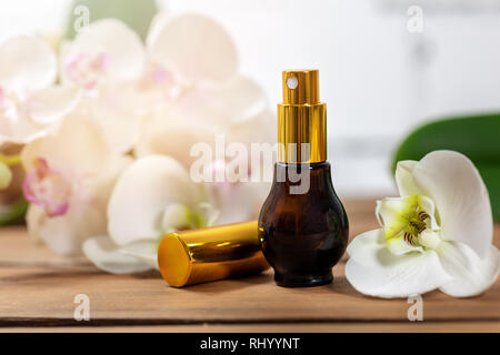 Profumo floreale profumo atomizzatore con fiori di orchidea Foto Stock