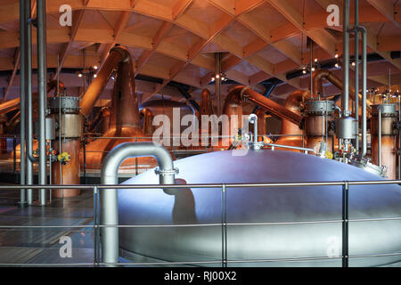 L'interno del nuovo whisky Macallan Distillery, tini di mash, pot stills e le tubature, Craigellachie, Moray Scozia Scotland Foto Stock