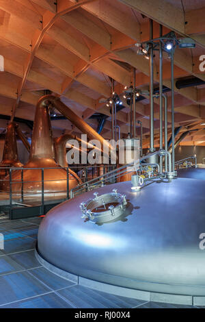 L'interno del nuovo whisky Macallan Distillery, tini di mash, pot stills e le tubature, Craigellachie, Moray Scozia Scotland Foto Stock