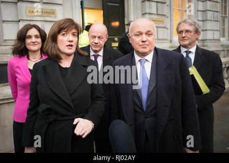 (Da sinistra a destra) Theresa Villiers, Nicky Morgan, Damian verde, Iain Duncan Smith e Owen Paterson lasciare il Cabinet Office in Westminster, Londra dopo una riunione delle disposizioni alternative Working Group (AAWG) al fine di esaminare la fattibilità della cosiddetta Malthouse compromesso. Foto Stock