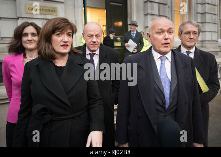 (Da sinistra a destra) Theresa Villiers, Nicky Morgan, Damian verde, Iain Duncan Smith e Owen Paterson lasciare il Cabinet Office in Westminster, Londra dopo una riunione delle disposizioni alternative Working Group (AAWG) al fine di esaminare la fattibilità della cosiddetta Malthouse compromesso. Foto Stock