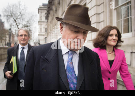 (Da sinistra a destra) Owen Paterson, Iain Duncan Smith e Theresa Villiers arrivano all'Ufficio di Gabinetto di Westminster a Londra per una riunione delle disposizioni alternative Working Group (AAWG) al fine di esaminare la fattibilità della cosiddetta Malthouse compromesso. Foto Stock