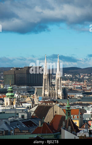 La città di Vienna skyline con le guglie gemelle della Chiesa Votiva visto dalla cima del Duomo di Santo Stefano (Stephansdom) Torre Nord. Austria. Foto Stock