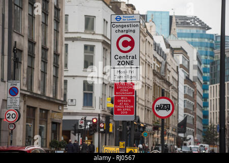 Ultra bassa emissione segnale di avvertimento City of London Londra England Regno Unito. Feb 2019 firmare i driver di avvertimento che a partire dal 8 Aprile la maggior parte di Londra sarà un ultra basso Foto Stock
