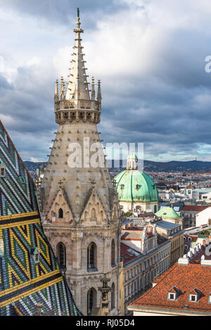 Le viste in elevazione dal Duomo di Santo Stefano (Stephansdom) torre nord di Vienna in Austria. Foto Stock