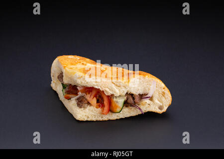 Kebab in pane pita su sfondo nero Foto Stock