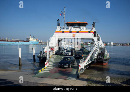 La piccola nave traghetto che attraversa la senna tra Quillebeuf-sur-Seine e la raffineria a Port-Jérôme-sur-Seine. Foto Stock