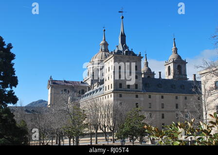 Il monastero reale di San Lorenzo de El Escorial, Spagna centrale su una soleggiata giornata invernale Foto Stock