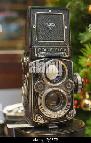 Una Rolleiflex planare 3.5E TLR Fotocamera di visualizzazione con il cofano aperto e alla lente di ingrandimento sollevata. Foto Stock