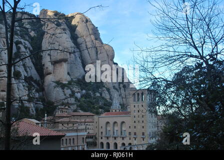Santa Maria de Montserrat abbazia e Monastero sul lato della "montagna errated' in Catalogna, Spagna Foto Stock