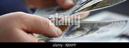 L imprenditore ritiene di dollari in contanti in ufficio Foto Stock