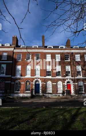 Porta Rossa,Southernhay West in Exeter ,edifici georgiani a ovest Southernhay,due terrazze di Grado II* elencati tardo XVIII secolo rosso-mattone townhouses Foto Stock