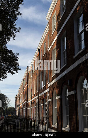 Porta Rossa,Southernhay West in Exeter ,edifici georgiani a ovest Southernhay,due terrazze di Grado II* elencati tardo XVIII secolo rosso-mattone townhouses Foto Stock