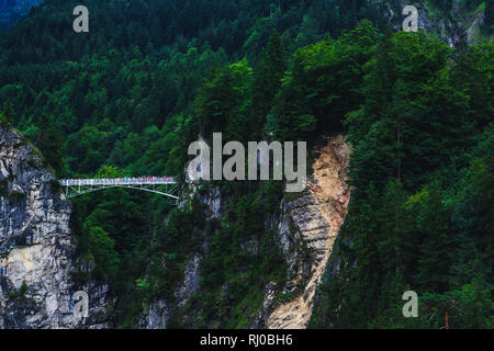 Vista del ponte dal balcone del castello di Neuschwanstein in Germania in estate su un giorno coudy Foto Stock