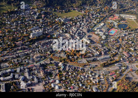 Antenna vista cityscape di Chamonix, a Chamonix-Mont-Blanc, Alta Savoia, Francia, per l'Europa. Il francese popolare destinazione turistica in autunno. Foto Stock