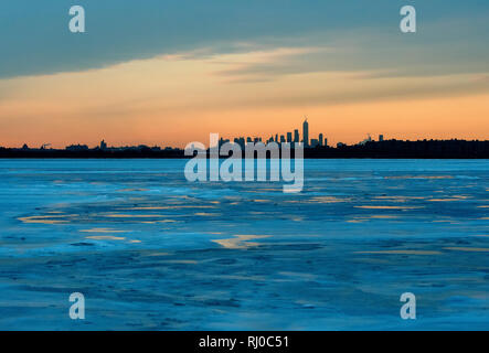 Congelati Jamaica Bay con lo skyline di New York Foto Stock