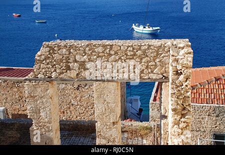 Abbandonato un vecchio edificio in pietra da porto a Emborio sull'isola greca di Halki. Foto Stock
