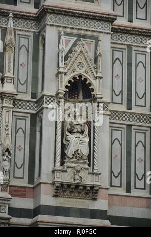Dettagli sul lato anteriore del Duomo di Firenze Foto Stock