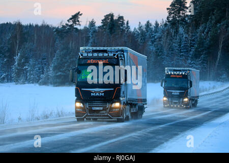 Salo, Finlandia - 18 Gennaio 2019: due uomo personalizzato semi rimorchio camion di Stengel LT haul merce attraverso il paesaggio invernale al tramonto nel sud della Finlandia. Foto Stock