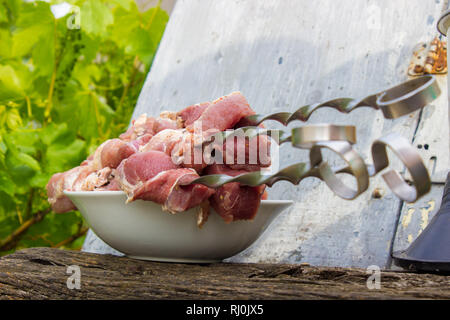 La carne è ben cotta alla griglia. Messa a fuoco selettiva. Foto Stock