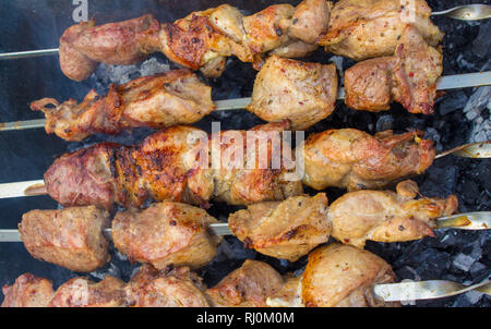 La carne è ben cotta alla griglia. Messa a fuoco selettiva. Foto Stock