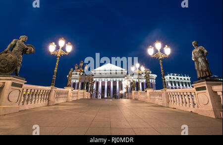 Skopje, Repubblica di Macedonia - Il Museo archeologico di Macedonia e il Ponte di civiltà di notte. Bella luce Foto Stock