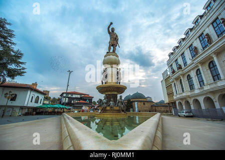 Skopje, Repubblica di Macedonia - un gigante 29-metro di altezza statua in bronzo del guerriero il re Filippo di Macedon e fontana nel centro di Skopje Foto Stock