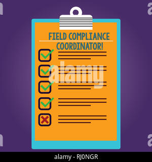 Parola di scrittura di testo campo Coordinatore di conformità. Il concetto di business per aiutare nella preparazione di documenti normativi rivestita di colore negli Appunti verticale con Foto Stock