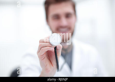 Uno stetoscopio in mani del medico Foto Stock