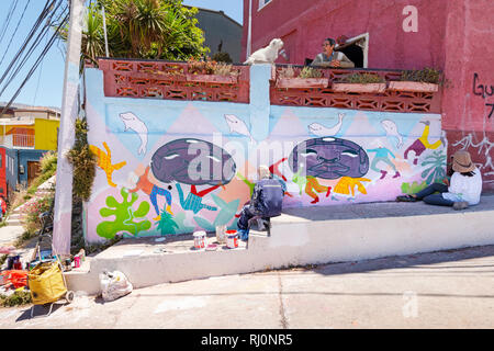 Gli artisti di strada di verniciatura di un muro in Valparaiso, in Cile. Foto Stock