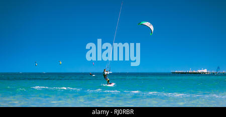 Egitto, Hurghada - 30 Novembre, 2017: Il kiter di scorrimento sul mare rosso superficie. La fantastica vista panoramica. Il lone sportivo tra la calma di acqua di mare. L'attività all'aperto. Sport estremo. Foto Stock