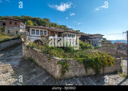 Museo etnografico. Città vecchia città storica. Sito del Patrimonio culturale mondiale dell UNESCO costruito in stile ottomano in Berat, Albania - Città di un migliaio di windows. Foto Stock