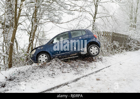 Car crash in neve. Filate auto fuori strada con la neve in condizioni invernali - Callander, Scozia (consenso dato da unhurt driver della vettura) Foto Stock