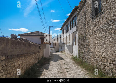 Berat, Albania - Città vecchia città storica .minuscole strade di pietra con case di pietra bianca costruita in stile ottomano. Chiamato anche città di un migliaio di windows. Foto Stock