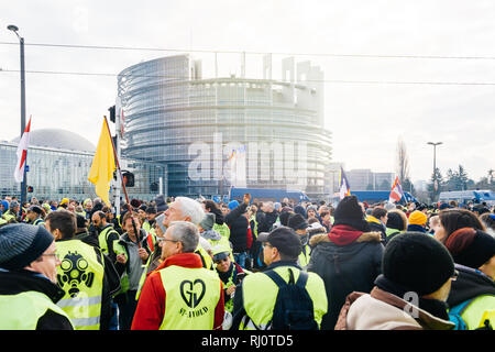 Strasburgo, Francia - Feb 02, 2018: Gilets Jaunes Giubbotto giallo manifestanti francese con bandiera nazionale manifestazione sul 12 Sabato di manifestazioni antigovernative Parlamento Europeo Foto Stock