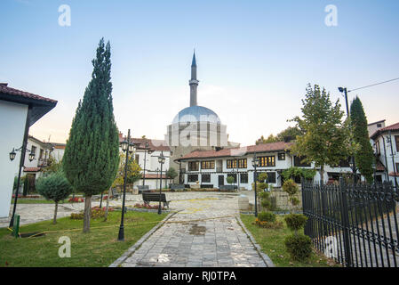 Complesso della lega albanese di Prizren e Moschea Bajrakli, il complesso è un complesso architettonico,nel centro della città vecchia in Kosovo Foto Stock