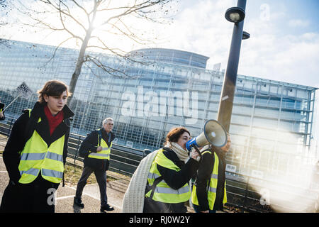 Strasburgo, Francia - Feb 02, 2018: donna urlare sul megafono altoparlante dimostrando marciando con cartelli durante la protesta di Gilets Jaunes Giubbotto giallo manifestazione Parlamento Europeo Foto Stock