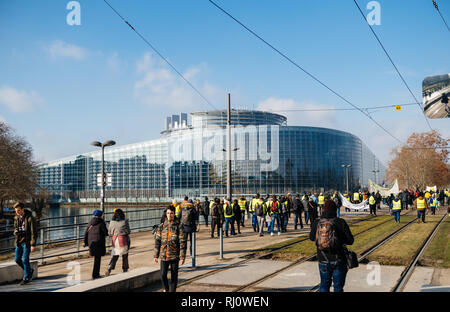 Strasburgo, Francia - Feb 02, 2018: persone dimostrando camminando verso il Parlamento europeo durante la protesta di Gilets Jaunes Giubbotto giallo manifestazione per le manifestazioni anti-governative Foto Stock