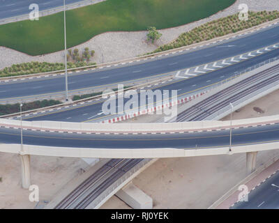 Parte di un nodo stradale da una altezza. Dubai. Foto Stock