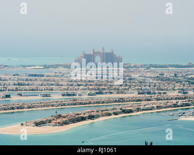 Vista su edifici residenziali su Palm Jumeirah island. Il Palm Jumeirah è un arcipelago artificiale a Dubai emirato. Foto Stock