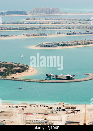 Vista su edifici residenziali su Palm Jumeirah island. Il Palm Jumeirah è un arcipelago artificiale a Dubai emirato. Foto Stock