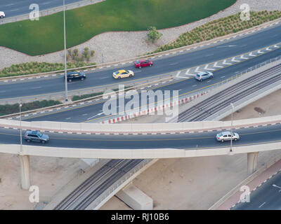 Parte di un nodo stradale da una altezza con il traffico stradale in Dubai. Foto Stock