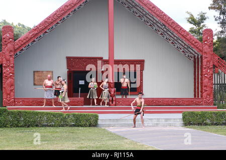 Maori eseguire le loro danze tradizionali per intrattenere i visitatori a Te Puia, Rotorua, Nuova Zelanda Foto Stock